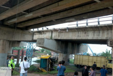 Truk Tanpa Muatan di Palembang Terjun Bebas ke Bawah Jembatan Keramasan, Hilang Kendali Setir Lepas 