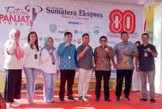 Festival Panjat 80 Batang Pinang Sumatera Ekspres Group Resmi Dibuka, Diikuti 60 UMKM