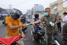 Cegah Dampak Buruk Kualitas Udara, Pemkot Palembang Bagikan 15.000 Masker ke Pengendara