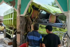 Truk Ekspedisi Material Tabrak Pagar Masjid Baiturrahman Tanjung Lubuk OKI, Begini Nasib Sopir