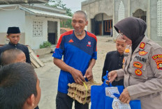 Polres OKU Timur Berbagi Sembako dengan Anak Yatim di Pondok Darul Hijrah