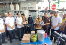 Kejari Palembang Serahkan 7 Gerobak Bakso untuk Eks Napiter, Dorong Bangkitnya Ekonomi dan Kehidupan Baru