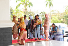 Selvi Gibran Terkesima Kilau Mewah Songket Palembang dan Lezatnya Pindang di Griya Agung