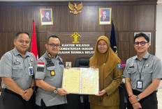 Lagi. Kanwil Kemenkum Babel Serahkan Sertifikat Hak Cipta Lagu dan Buku, Perkuat Perlindungan Karya Kreatif
