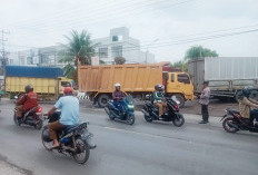 Antrean Truk di SPBU Bikin Jalintim Ogan Ilir Macet Parah, Personel Polsek Indralaya Turun Tangan Atur Lalin