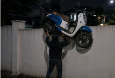 Maling Bobol Cluster CGC Palembang, Honda Scoopy Diduga Digotong Lewat Pagar