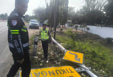 Tiang Rambu Jalan di Depan PT DKU Pulau Semambu Roboh, Satlantas Polres OI Imbau Pengendara Berhati-Hati