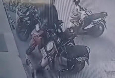 Dua Pelaku Curanmor di Palembang Terekam Kamera CCTV, Hitungan Detik Gasar Motor Parkiran Minimarket 