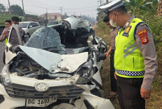 Mobil Alami Pecah Ban, Sigra Seruduk Fuso di Jalinsum Palembang-Indralaya Ogan Ilir, Kondisi Kendaraan Ringsek
