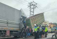 Lalai Truk Hino Tabrak Truk Isuzu di Jalintim Serinanti OKI Penyebab Jalan Licin