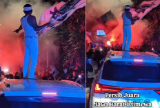 UNIK,  Gubernur Konten Rayakan Juara Liga 1, Pakai Kaos Singlet Naik Kap Mobil Kibarkan Bendera Persib Forever