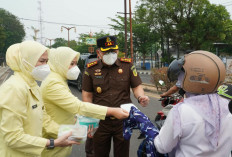 Peduli Warga Terdampak Kabut Asap, Kejari Muba dan IAD Bagikan Masker hingga Sarapan Gratis
