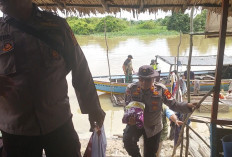 Polsek Lempuing Jaya Patroli Karhutla dan Salurkan Bansos untuk Nelayan Sungai Lempuing