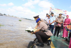 Polda Sumsel Tabur Bunga di Pesisir Sungai Musi, Hormati Jasa Pahlawan Kemanusiaan Maritim   