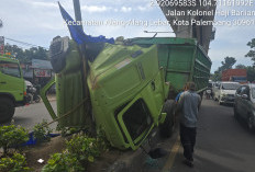 Kabin Truk Fuso Terjungkir Hantam Tiang Lampu Jalan Bawah LRT Palembang, Evakuasi Kendala Kemacetan 
