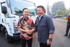Herman Deru Serahkan Banpres Berupa Truk dan Motor Roda Tiga untuk Pemkot Palembang untuk Penanganan Karhutla