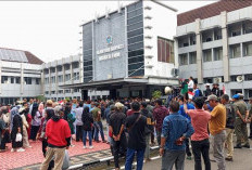 Ratusan Warga Gunung Megang Dalam Geruduk Kantor Bupati, Tuntut Solusi Tanah Pasar Kalangan