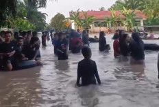 Banjir di Gunung Megang Jadi Wahana Rekreasi Dadakan, Sudah Biasa Tiap Tahun Sungai Lematang Meluap