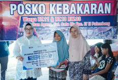 Pusri Serahkan Bantuan Sarana Pendidikan Bagi Korban Kebakaran 1 Ilir Palembang