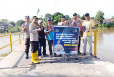 Antisipasi Korban Jiwa, Polsek Rantau Alai Ogan Ilir Pasang Spanduk Peringatan di Jembatan Amblas