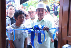 Walikota Palembang Serahkan Bantuan Rumah Layak Huni kepada Tenaga Kerja PHL Dinas PUPR Palembang