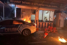 Jelang Subuh Massa Rusak Pagar DPRD Sumsel dan Bakar Pos Polisi di Palembang, Puluhan Orang Diamankan