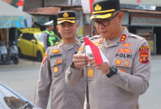 Jelang 17 Agustus, Kapolres PALI Turun Langsung Bagikan Bendera Merah Putih ke Warga