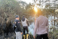 Padamkan Karhutla, Polres OKI dan Warga Bahu Membahu Kendalikan Titik Api