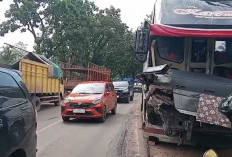 Bus AKAP Tabrakan dengan Truk Trailer di Jalintim, Satlantas Polres Banyuasin Lakukan Penyelidikan