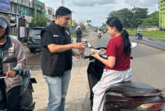 Sat Res Narkoba Polres Ogan Ilir Berbagi Takjil Jelang Berbuka Puasa, Pengendara Auto Semringah