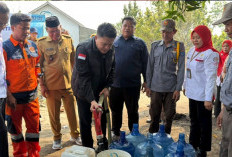 Kejari OKI Bersama Aslinmas dan Abpednas Salurkan Air Bersih ke Masyarakat 