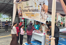 Tebar Kebahagiaan Idul Adha 1446 H, Kejari Palembang Bagikan 300 Kantong Daging Kurban Dibagikan ke Warga