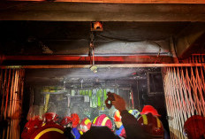 Kebakaran Ruko 3 Lantai di Jalan Jendral Sudirman Palembang, Heboh Teriakan Warga Tuai Kemacetan