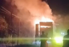  Truk Box Berisi Paket Terbakar Saat Melintas di Jalintim Palembang-Jambi Bayung Lencir