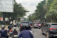 Kemacetan Lalulintas di Jl Ahmad Yani, Plaju, Palembang Semakin Panjang 