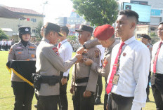 Kapolda Sumsel Ganjar Pin Emas dan Piagam Penghargaan kepada 137 Personel Berprestasi