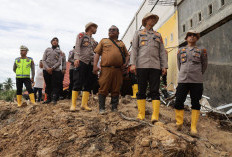 Aksi Heroik Polwan Tapanuli Tengah Evakuasi Ibu dan Dua Balita dari Longsor