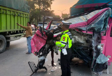 Tabrak Truk Parkir di Bahu Jalan, Pengemudi Diduga Mengantuk Tak Bisa Kendalikan Mobil Meninggal di TKP