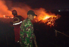 Karhutla di Desa Padang Bulan Jejawi OKI Malam Hari Babinsa dan Tim Gabungan Berjibaku Padamkan 
