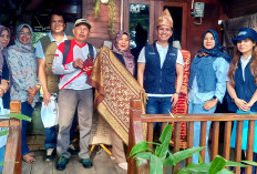 Kisah Yenny Puspitasari: Mengangkat Songket Behembang Lingge dari Desa Lingga ke Panggung Nasional
