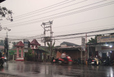 Hujan Guyur Wilayah Kecamatan Kalidoni Palembang, Pengendara Motor Berteduh 