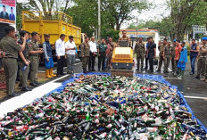 Jelang Tahun Baru, Satpol PP Muara Enim Musnahkan 2.220 Botol Miras 