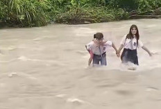Akses Jalan Rusak, Asdar dan Adik Harus Seberangi Sungai untuk Sekolah