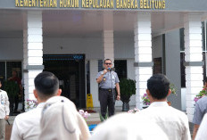 Apel Pagi Bersama, Kakanwil Kemenkum Babel Serahkan SK Kenaikan Pangkat