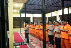 Kapolres OKI Buka Puasa dan Sholat Magrib Bersama Tahanan dan Personel Jaga