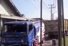 Gagal Dahului Kendaraan di Depannya Truk Tabrak Rumah Warga di Jalintim Lempuing OKI