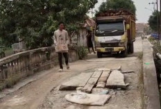 Sering Dilintasi Truk Sawit, Jembatan Tapus Pampangan OKI Jebol