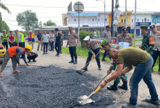 Program Belida Kapolda Sumsel, Polres OKI Bersihkan Lingkungan dan Tambal Jalan Kayuagung