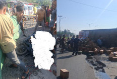 Truk Sarat Muatan Mie Instan Terbalik, Menimpa Pasutri Bermotor di Dekat Flyover Gelumbang, Kondisinya?