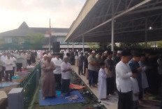 Salat Ied di UM Palembang: Jamaah Membludak, Kendaraan Mengular